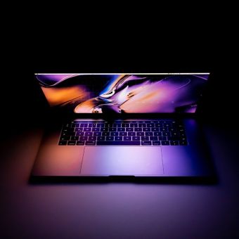 لپ تاپ با صفحه نمایش بزرگ